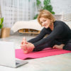 Frau macht Yoga im Yoga Online Kurs