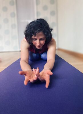 Wie du eine erfolgreiche Yogareise gibst - Masterplan 2 Eine Frau, die am Yoga Reise Weiterbildungseminar teilgenommen hat macht Yoga