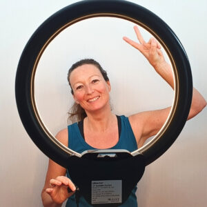 Julia haelt einen Face Yoga Kurs
