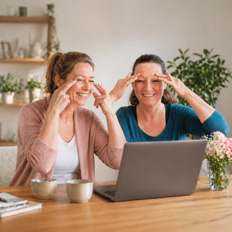 Julia und eine Freundin nehmen an der Face Yogalehrerinnen Ausbildung teil und haben Spass