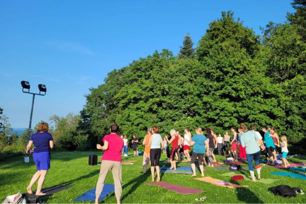 20 Jahre Julias Yogawelt – ein Grund zum Feiern! 1 20 Jahre Julias Yogawelt Yoga Gemeinschaft im Freien