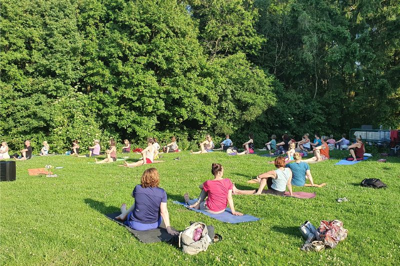 20 Jahre Julias Yogawelt - Yoga in Korbach (800 x 533 px)