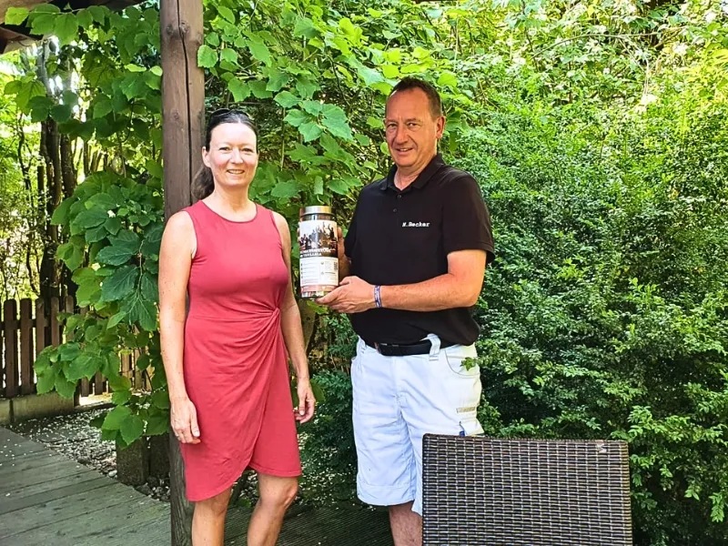 Spendenuebergabe fir Tansania Schulprojekt